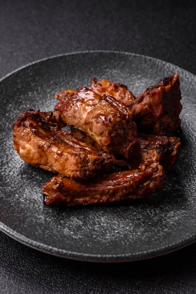 Izgara biftek ya da domuz pirzolası, tuzlu ve biberli barbeküde pişmiş et. Izgara kaburga, yemek arkaplanı.