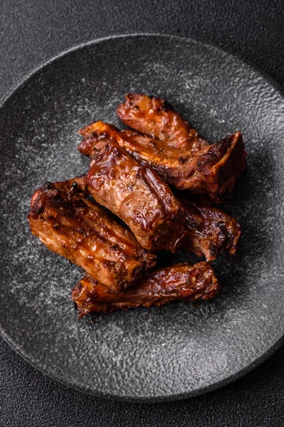 Izgara biftek ya da domuz pirzolası, tuzlu ve biberli barbeküde pişmiş et. Izgara kaburga, yemek arkaplanı.