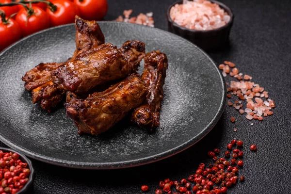 Izgara biftek ya da domuz pirzolası, tuzlu ve biberli barbeküde pişmiş et. Izgara kaburga, yemek arkaplanı.