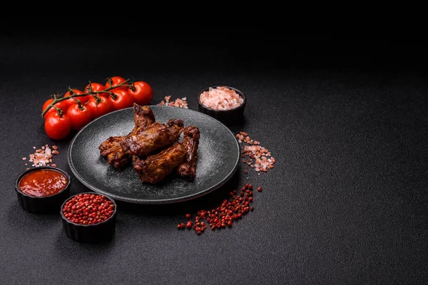 Izgara biftek ya da domuz pirzolası, tuzlu ve biberli barbeküde pişmiş et. Izgara kaburga, yemek arkaplanı.