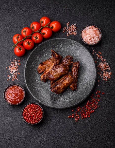 Izgara biftek ya da domuz pirzolası, tuzlu ve biberli barbeküde pişmiş et. Izgara kaburga, yemek arkaplanı.