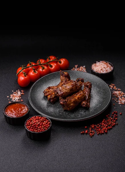 Izgara biftek ya da domuz pirzolası, tuzlu ve biberli barbeküde pişmiş et. Izgara kaburga, yemek arkaplanı.