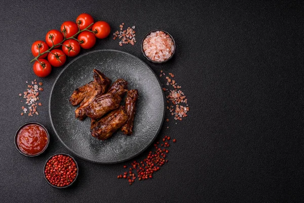 Izgara biftek ya da domuz pirzolası, tuzlu ve biberli barbeküde pişmiş et. Izgara kaburga, yemek arkaplanı.