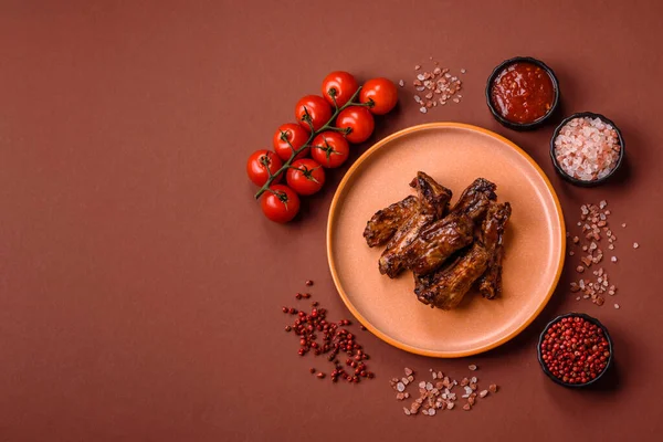 Izgara biftek ya da domuz pirzolası, tuzlu ve biberli barbeküde pişmiş et. Izgara kaburga, yemek arkaplanı.