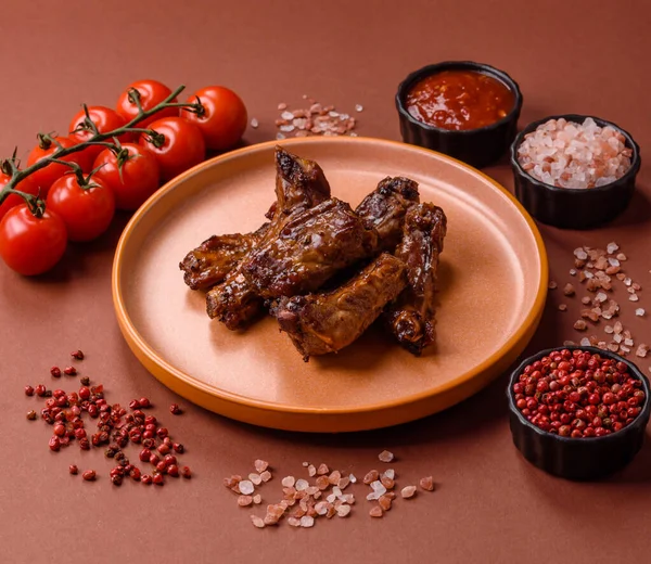 Izgara biftek ya da domuz pirzolası, tuzlu ve biberli barbeküde pişmiş et. Izgara kaburga, yemek arkaplanı.