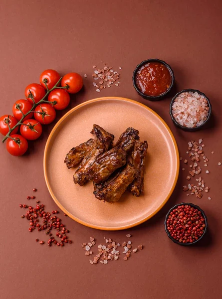 Izgara biftek ya da domuz pirzolası, tuzlu ve biberli barbeküde pişmiş et. Izgara kaburga, yemek arkaplanı.