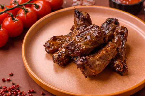 Izgara biftek ya da domuz pirzolası, tuzlu ve biberli barbeküde pişmiş et. Izgara kaburga, yemek arkaplanı.