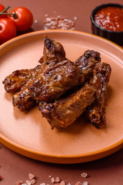 Izgara biftek ya da domuz pirzolası, tuzlu ve biberli barbeküde pişmiş et. Izgara kaburga, yemek arkaplanı.