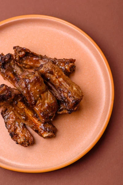 Izgara biftek ya da domuz pirzolası, tuzlu ve biberli barbeküde pişmiş et. Izgara kaburga, yemek arkaplanı.