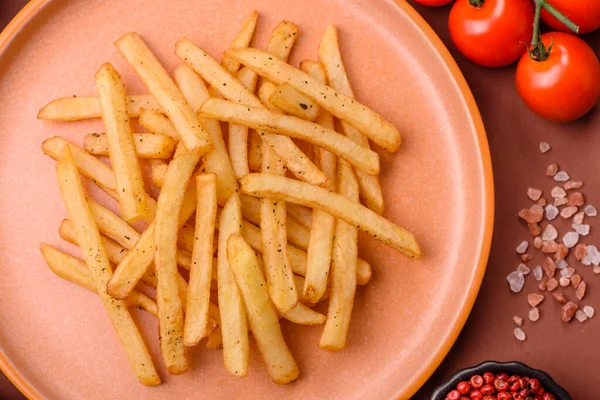 Soslu çıtır patates kızartması, fast food, aperatif veya cips. Patates kızartması, paket yemek, tasarımın için arka plan.