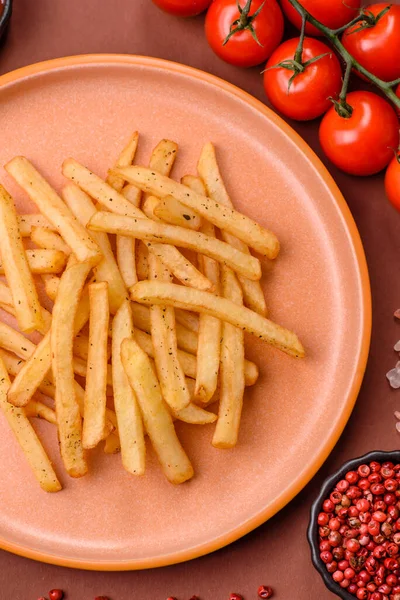 Soslu çıtır patates kızartması, fast food, aperatif veya cips. Patates kızartması, paket yemek, tasarımın için arka plan.