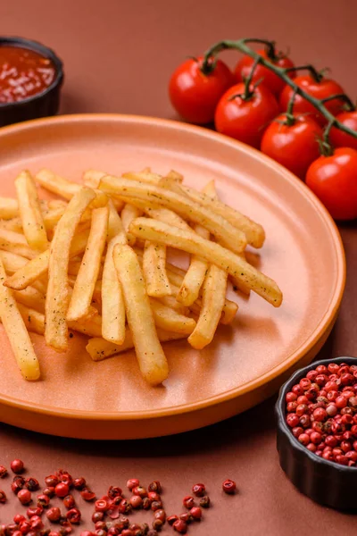 Soslu çıtır patates kızartması, fast food, aperatif veya cips. Patates kızartması, paket yemek, tasarımın için arka plan.