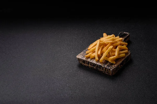 Soslu çıtır patates kızartması, fast food, aperatif veya cips. Patates kızartması, paket yemek, tasarımın için arka plan.