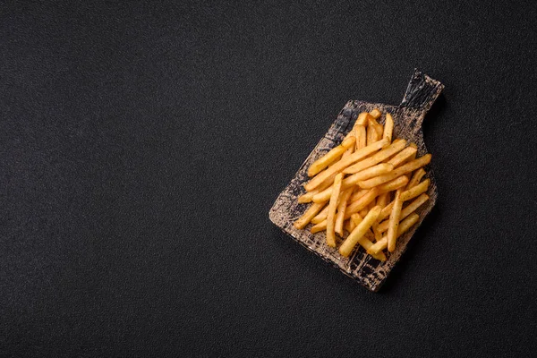 Soslu çıtır patates kızartması, fast food, aperatif veya cips. Patates kızartması, paket yemek, tasarımın için arka plan.