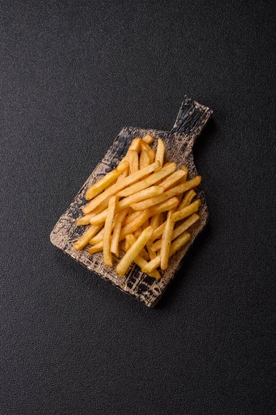 Soslu çıtır patates kızartması, fast food, aperatif veya cips. Patates kızartması, paket yemek, tasarımın için arka plan.