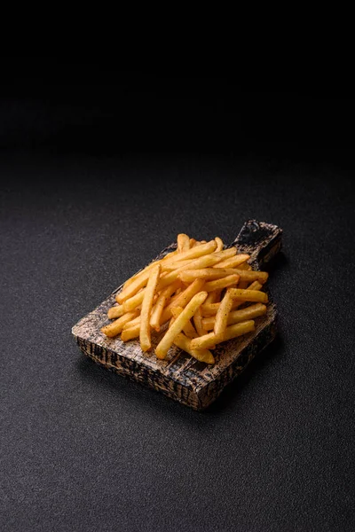 Soslu çıtır patates kızartması, fast food, aperatif veya cips. Patates kızartması, paket yemek, tasarımın için arka plan.