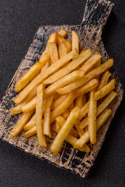 Soslu çıtır patates kızartması, fast food, aperatif veya cips. Patates kızartması, paket yemek, tasarımın için arka plan.