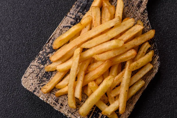 Soslu çıtır patates kızartması, fast food, aperatif veya cips. Patates kızartması, paket yemek, tasarımın için arka plan.