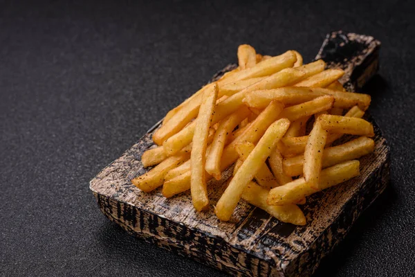 Soslu çıtır patates kızartması, fast food, aperatif veya cips. Patates kızartması, paket yemek, tasarımın için arka plan.