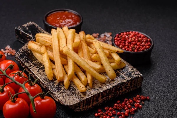 Soslu çıtır patates kızartması, fast food, aperatif veya cips. Patates kızartması, paket yemek, tasarımın için arka plan.