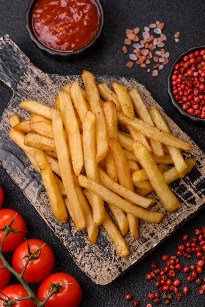 Soslu çıtır patates kızartması, fast food, aperatif veya cips. Patates kızartması, paket yemek, tasarımın için arka plan.