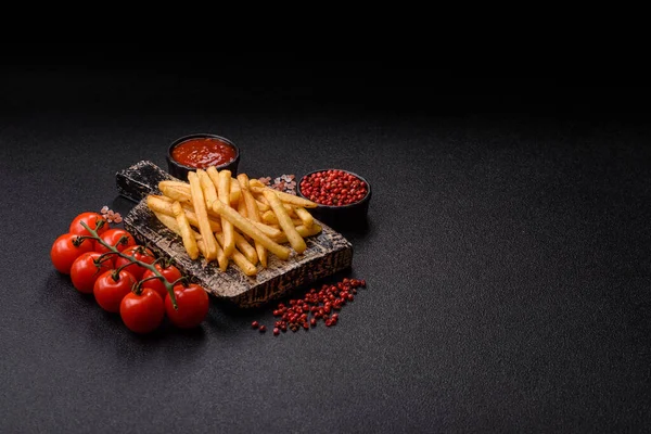 Soslu çıtır patates kızartması, fast food, aperatif veya cips. Patates kızartması, paket yemek, tasarımın için arka plan.