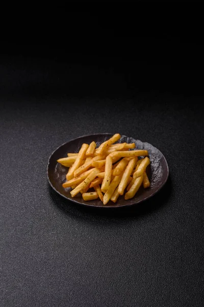 Soslu çıtır patates kızartması, fast food, aperatif veya cips. Patates kızartması, paket yemek, tasarımın için arka plan.