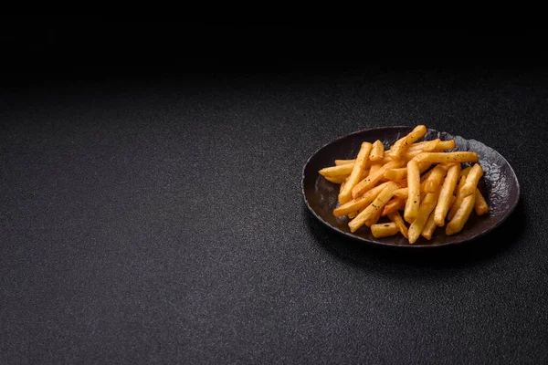 Soslu çıtır patates kızartması, fast food, aperatif veya cips. Patates kızartması, paket yemek, tasarımın için arka plan.