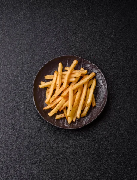 Soslu çıtır patates kızartması, fast food, aperatif veya cips. Patates kızartması, paket yemek, tasarımın için arka plan.