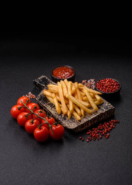 Soslu çıtır patates kızartması, fast food, aperatif veya cips. Patates kızartması, paket yemek, tasarımın için arka plan.