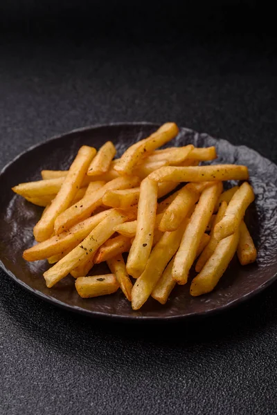 Soslu çıtır patates kızartması, fast food, aperatif veya cips. Patates kızartması, paket yemek, tasarımın için arka plan.