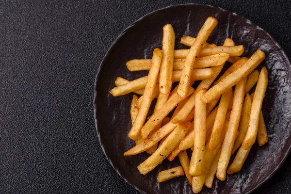 Soslu çıtır patates kızartması, fast food, aperatif veya cips. Patates kızartması, paket yemek, tasarımın için arka plan.