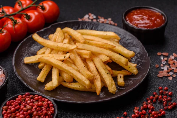 Soslu çıtır patates kızartması, fast food, aperatif veya cips. Patates kızartması, paket yemek, tasarımın için arka plan.