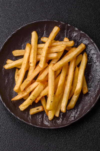 Soslu çıtır patates kızartması, fast food, aperatif veya cips. Patates kızartması, paket yemek, tasarımın için arka plan.