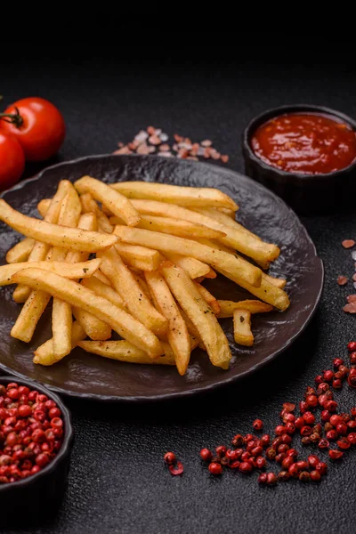 Soslu çıtır patates kızartması, fast food, aperatif veya cips. Patates kızartması, paket yemek, tasarımın için arka plan.