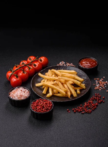 Soslu çıtır patates kızartması, fast food, aperatif veya cips. Patates kızartması, paket yemek, tasarımın için arka plan.