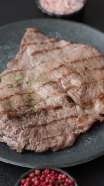 Izgara biftek, barbeküde tuzlu ve biberli et. Yemek arkaplanı olarak ızgara biftek.