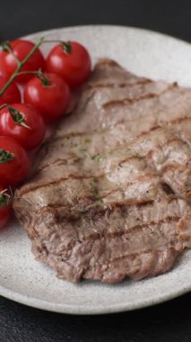 Izgara biftek, barbeküde tuzlu ve biberli et. Yemek arkaplanı olarak ızgara biftek.