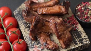 Izgara biftek ya da domuz pirzolası, tuzlu ve biberli barbeküde pişmiş et. Izgara kaburga, yemek arkaplanı.