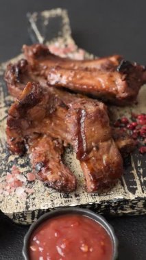 Izgara biftek ya da domuz pirzolası, tuzlu ve biberli barbeküde pişmiş et. Izgara kaburga, yemek arkaplanı.