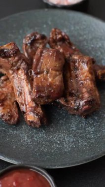 Izgara biftek ya da domuz pirzolası, tuzlu ve biberli barbeküde pişmiş et. Izgara kaburga, yemek arkaplanı.