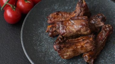 Izgara biftek ya da domuz pirzolası, tuzlu ve biberli barbeküde pişmiş et. Izgara kaburga, yemek arkaplanı.