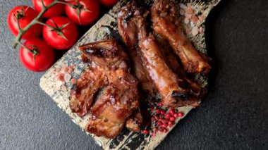 Izgara biftek ya da domuz pirzolası, tuzlu ve biberli barbeküde pişmiş et. Izgara kaburga, yemek arkaplanı.