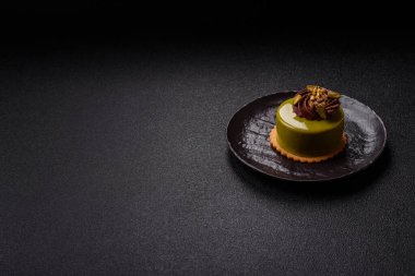 Fıstıklı kek ya da üzeri fındıklı yeşil krema ve meyve dolgulu turta. Tasarımınız için yemek arkaplanı olarak fıstıklı turta