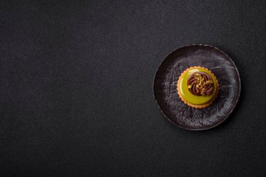 Fıstıklı kek ya da üzeri fındıklı yeşil krema ve meyve dolgulu turta. Tasarımınız için yemek arkaplanı olarak fıstıklı turta