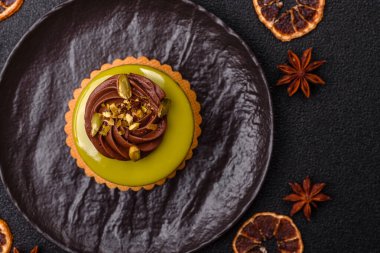 Fıstıklı kek ya da üzeri fındıklı yeşil krema ve meyve dolgulu turta. Tasarımınız için yemek arkaplanı olarak fıstıklı turta