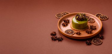 Fıstıklı kek ya da üzeri fındıklı yeşil krema ve meyve dolgulu turta. Tasarımınız için yemek arkaplanı olarak fıstıklı turta