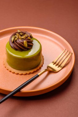 Fıstıklı kek ya da üzeri fındıklı yeşil krema ve meyve dolgulu turta. Tasarımınız için yemek arkaplanı olarak fıstıklı turta