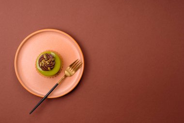 Fıstıklı kek ya da üzeri fındıklı yeşil krema ve meyve dolgulu turta. Tasarımınız için yemek arkaplanı olarak fıstıklı turta