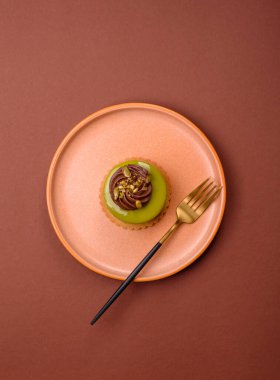 Fıstıklı kek ya da üzeri fındıklı yeşil krema ve meyve dolgulu turta. Tasarımınız için yemek arkaplanı olarak fıstıklı turta